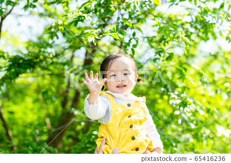 Infant Park A happy family A cute girl held by her dad Infant Park A happy family A cute girl held by her dad 65416236