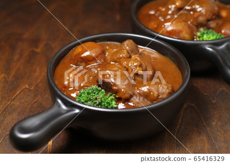 Two black one-handed plate beef stew, brown wood grain back Two black one-handed plate beef stew, brown wood grain back 65416329