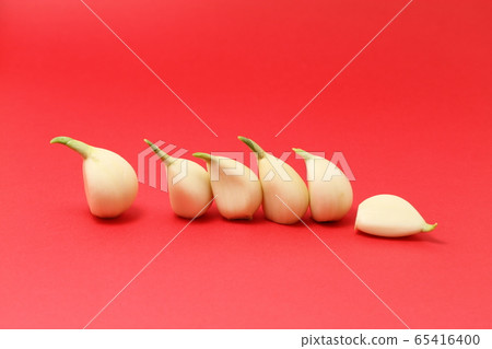 一家六口，六個發芽的大蒜並排，擬人化的大蒜，紅色背景 65416400