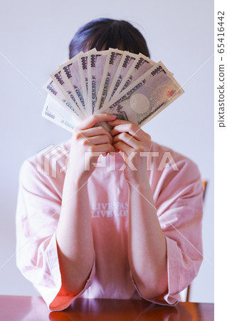 Special fixed amount cash payment 100,000 yen stay home corona shock emergency declaration home waiting 65416442