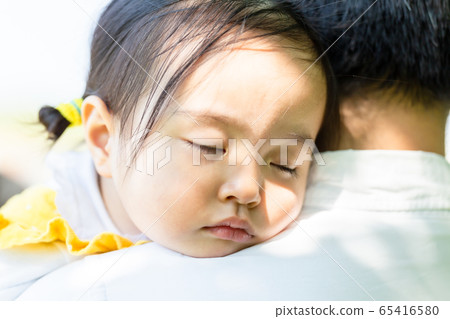 嬰兒公園一個幸福的家庭一個可愛的女孩,被她的父親抱 嬰兒公園一個幸福的家庭一個可愛的女孩,被她的父親抱 65416580