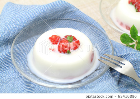 Milk agar jelly strawberries and light blue place mats on a glass plate 65416886