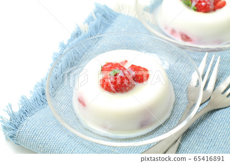 Two plates of milk agar jelly strawberries on a glass plate, frozen dessert 65416891