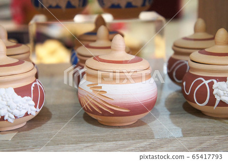 Traditional Malaysian pottery that has been commercialized. Decorated with floral motifs and a variety of colors. The famous pottery is Labu Sayong. 65417793