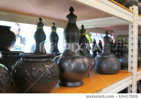 Traditional Malaysian pottery that has been commercialized. Decorated with floral motifs and a variety of colors. The famous pottery is Labu Sayong. 65417809