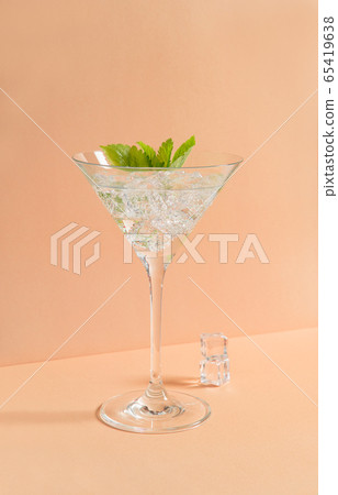 Cocktail drink ice mint leaves martini glass 65419638
