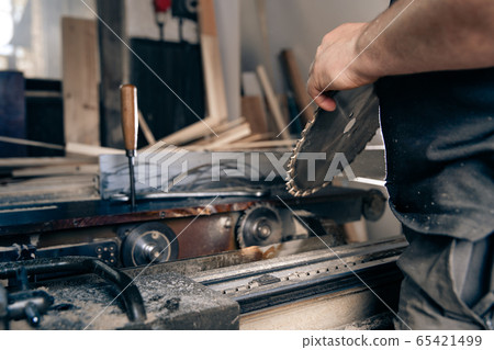 replacement of a gear cutting disc on a circular saw in a joinery 65421499