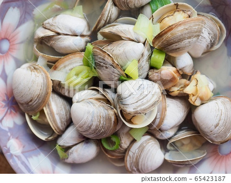 Asian food clams and cabbage 65423187