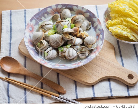 Asian food clams and cabbage 65423188