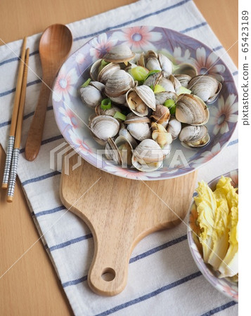 Asian food clams and cabbage 65423189