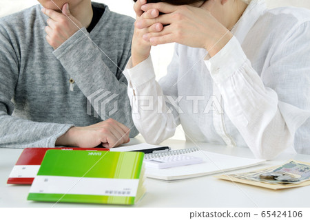 一對夫婦遭受家庭預算的困擾 一對夫婦遭受家庭預算的困擾 65424106