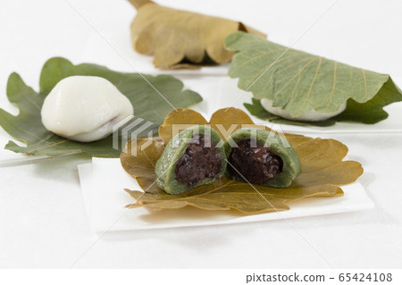 Kashiwa mochi cut surface 65424108