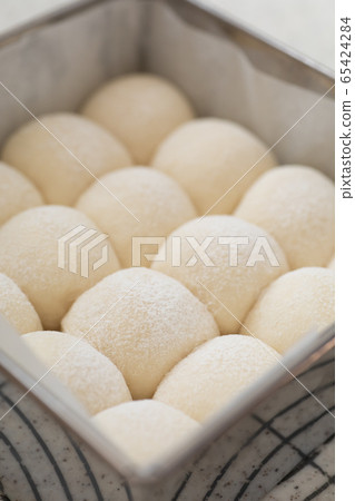 自製麵包,Chigiri麵包,二次發酵後的蓬鬆麵團 自製麵包,Chigiri麵包,二次發酵後的蓬鬆麵團 65424284