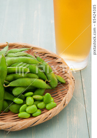 edamame and beer 65424385