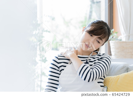 女人肩膀僵硬 女人肩膀僵硬 65424729