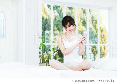 Woman beauty wake up morning wake up lifestyle 65424913