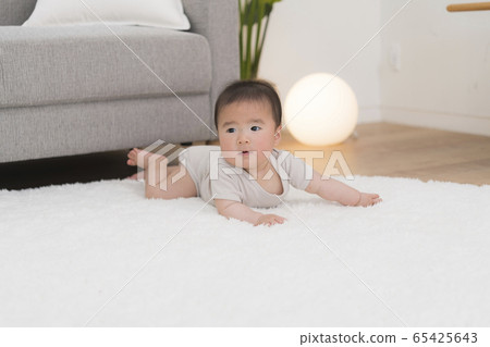 嬰兒在墊子上四處移動 嬰兒在墊子上四處移動 65425643