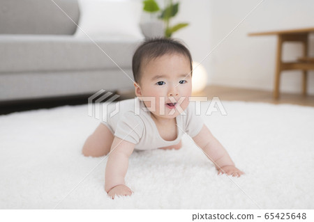 嬰兒在墊子上四處移動 嬰兒在墊子上四處移動 65425648