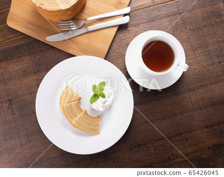 Baumkuchen with fresh cream 65426045
