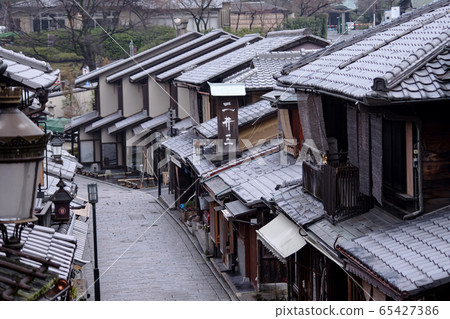 Morning after rain in Ninenzaka, Higashiyama, Kyoto 65427386