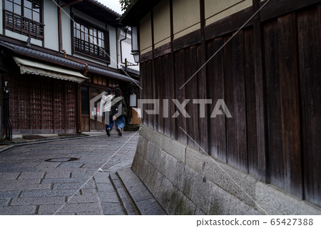 Kyoto Higashiyama Cityscape with tourists 65427388