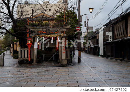 Kyoto Gion Shirakawa / Tatsumi Daimei Shrine neighborhood, cobblestone street in the morning after rain Kyoto Gion Shirakawa / Tatsumi Daimei Shrine neighborhood, cobblestone street in the morning after rain 65427392