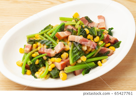 Stir-fried spinach and bacon in butter Stir-fried spinach and bacon in butter 65427761