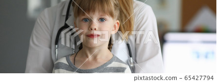 Baby with doctor in clinic Baby with doctor in clinic 65427794