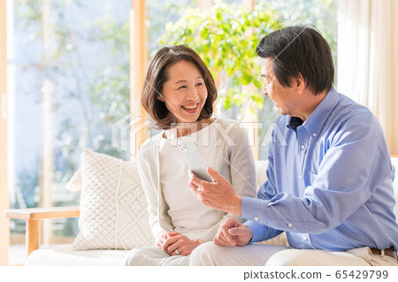 年長夫婦，客廳，智能手機 65429799