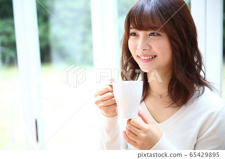 女人喝咖啡的形象 女人喝咖啡的形象 65429895