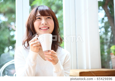 女人喝咖啡的形象 65429896
