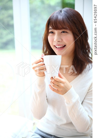 女人喝咖啡的形象 65429897