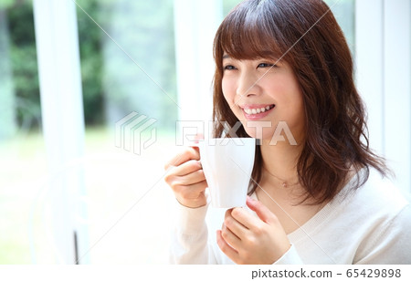 女人喝咖啡的形象 65429898