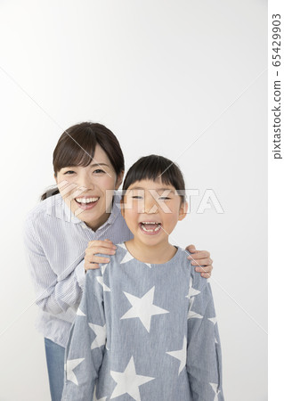 一位母親抱著她的孩子 65429903