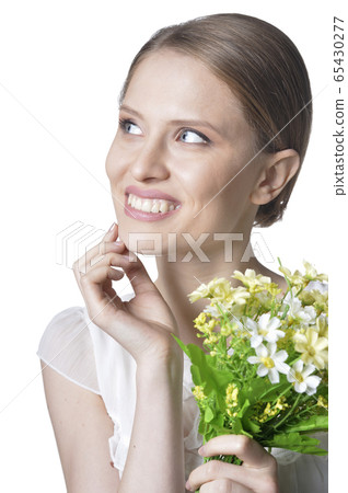 Close-up portrait of beautiful young woman with flowers 65430277