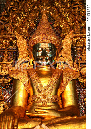 The Maha Myatmuni Buddhist Temple at Mawlamyine in 65431213