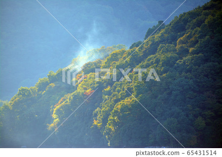 Gentle mountain range on the shores of Lake Sagami Gentle mountain range on the shores of Lake Sagami 65431514