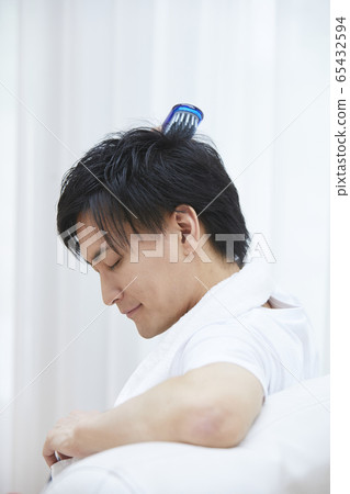 舉起頭髮的年輕男子 65432594