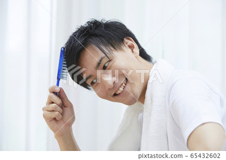 舉起頭髮的年輕男子 65432602