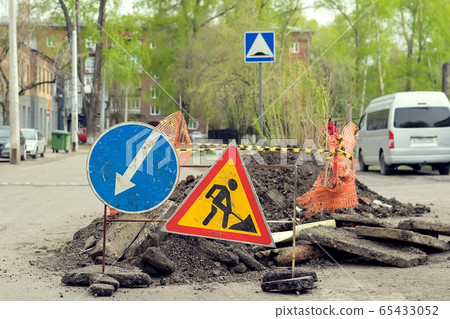 road sign, detour, road repair on the background of the road 65433052