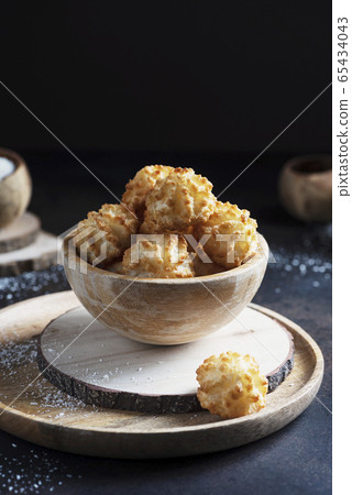 Traditional italian cookies with coconut 65434043