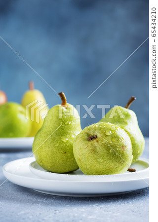 Sweet green pears 65434210