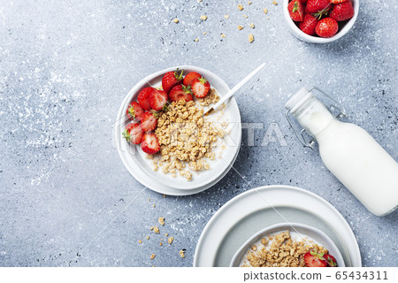 healthy breakfast with granola 65434311