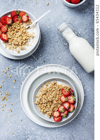 healthy breakfast with granola 65434312