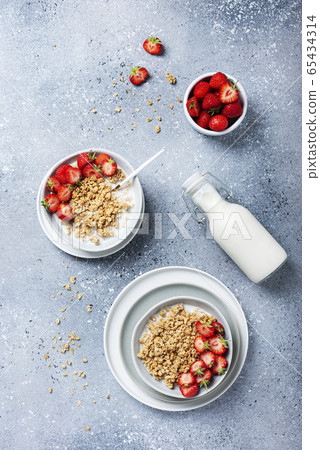 healthy breakfast with granola 65434314