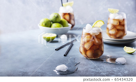 cocktail Cuba libre with rum, lime and cola cocktail Cuba libre with rum, lime and cola 65434320