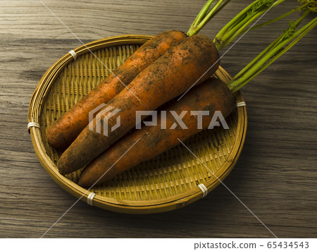 Carrot with leaf A 65434543