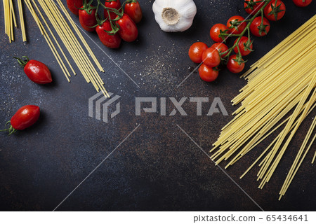 spaghetti, tomato and garlic on the black table spaghetti, tomato and garlic on the black table 65434641