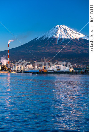 <Shizuoka Prefecture> Mt. Fuji / Tagonoura Port in the early morning 65435311