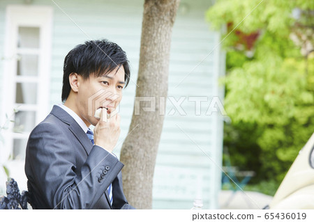 Office worker eating lunch outdoors Office worker eating lunch outdoors 65436019